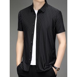 Camisa Casual Masculina de Manga Curta para o Verão - Tecido Respirável com Listras Azuis, Abotoamento Simples e Bolso no Peito, Conforto Leve para Negócios e Fim de Semana, Material Suave e Amigo da Piel