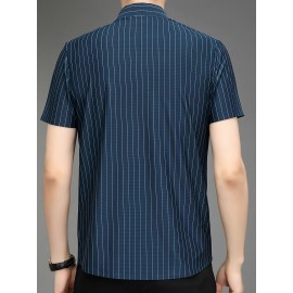 Camisa Casual Masculina de Manga Curta para o Verão - Tecido Respirável com Listras Azuis, Abotoamento Simples e Bolso no Peito, Conforto Leve para Negócios e Fim de Semana, Material Suave e Amigo da Piel