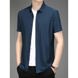 Camisa Casual Masculina de Manga Curta para o Verão - Tecido Respirável com Listras Azuis, Abotoamento Simples e Bolso no Peito, Conforto Leve para Negócios e Fim de Semana, Material Suave e Amigo da Piel