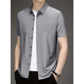 Camisa Casual Masculina de Manga Curta para o Verão - Tecido Respirável com Listras Azuis, Abotoamento Simples e Bolso no Peito, Conforto Leve para Negócios e Fim de Semana, Material Suave e Amigo da Piel