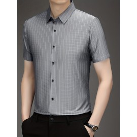 Camisa Casual Masculina de Manga Curta para o Verão - Tecido Respirável com Listras Azuis, Abotoamento Simples e Bolso no Peito, Conforto Leve para Negócios e Fim de Semana, Material Suave e Amigo da Piel