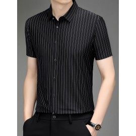 Camisa Casual Masculina de Manga Curta para o Verão - Tecido Respirável com Listras Azuis, Abotoamento Simples e Bolso no Peito, Conforto Leve para Negócios e Fim de Semana, Material Suave e Amigo da Piel