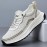 Sapatos desportivos de duas camadas de couro para homens, Novos sapatos casuais universais perfurados e respiráveis para todas as estações, leves, antiderrapantes, versáteis, confortáveis e absorventes de choque, sapatos modernos para homens.