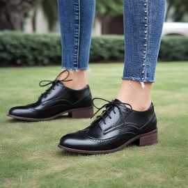 Sapatos de salto baixo e grossos para mulheres, estilo Oxford, com atacadores e detalhes de brogue, perfurados e feitos à mão, para uma moda vintage e casual.