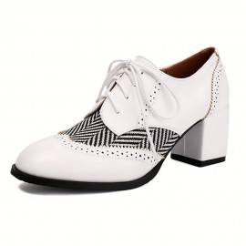 Sapatos de mulher retro com biqueira pontiaguda, detalhes de herringbone e perfurações, fecho de atacadores, salto médio, para uso no escritório, eventos formais e uso diário.