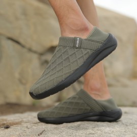 Chinelos leves e fáceis de calçar para homens, ideais para uso interno e externo.