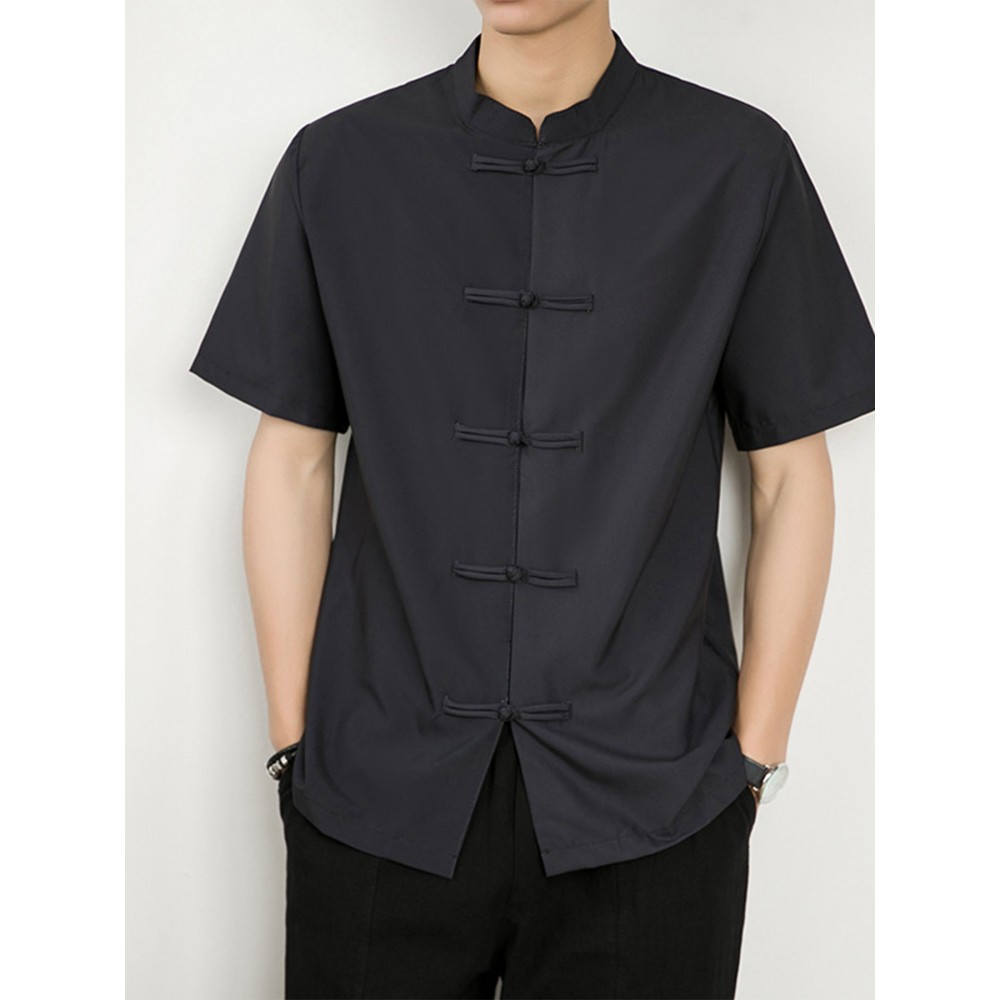 Camisa de manga curta de cor sólida com botão de placa de gola levantada fina e solta de estilo chinês para meninos e adolescentes no verão.
