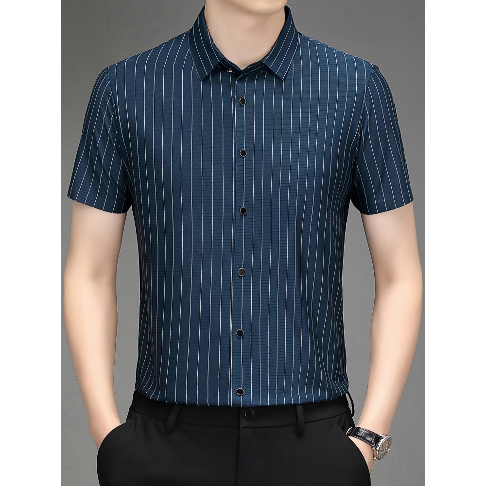 Camisa Casual Masculina de Manga Curta para o Verão - Tecido Respirável com Listras Azuis, Abotoamento Simples e Bolso no Peito, Conforto Leve para Negócios e Fim de Semana, Material Suave e Amigo da Piel