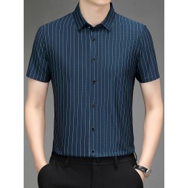 Camisa Casual Masculina de Manga Curta para o Verão - Tecido Respirável com Listras Azuis, Abotoamento Simples e Bolso no Peito, Conforto Leve para Negócios e Fim de Semana, Material Suave e Amigo da Piel