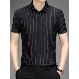 Camisa Casual Masculina de Manga Curta para o Verão - Tecido Respirável com Listras Azuis, Abotoamento Simples e Bolso no Peito, Conforto Leve para Negócios e Fim de Semana, Material Suave e Amigo da Piel
